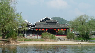 湖畔中式建筑风景