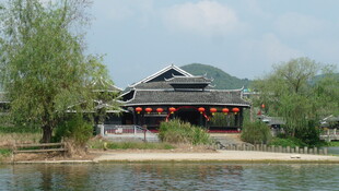 湖畔中式古建筑风景