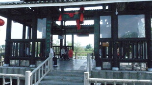 古雅廊亭 红灯点缀韵致