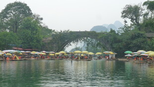 水上泛舟赏两岸风光