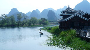 山水间的古朴水边建筑