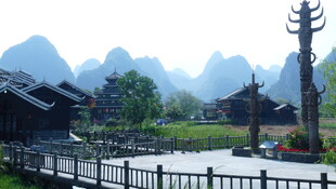 山水间的古朴村落景致