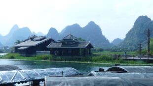 山水间的古朴建筑景观