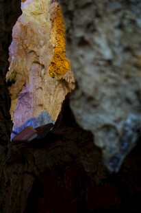 洞穴中绚丽的彩色矿石