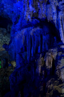梦幻蓝色溶洞景观