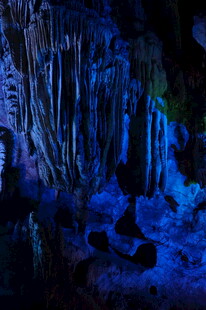 梦幻蓝色溶洞景观