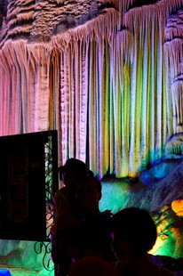 梦幻溶洞景观吸引游客