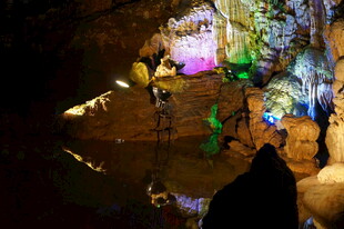 洞穴奇幻景观 多彩灯光映照
