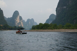 漓江山水间的悠然小船