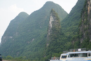 漓江山水间的游船美景