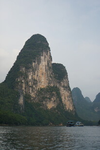 漓江畔的秀丽山峰