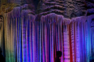 梦幻彩色冰柱景观