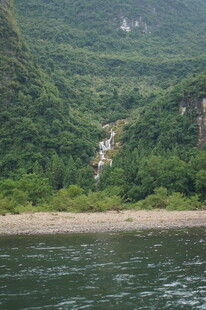 青山绿水间的秀丽瀑布