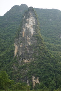 奇峰耸立绿意环绕的山峦