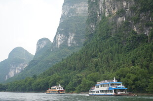 漓江山水间的游船美景