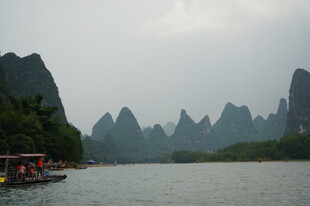 漓江山水间的游船美景