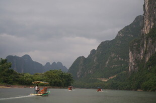 漓江山水间的竹筏漂流