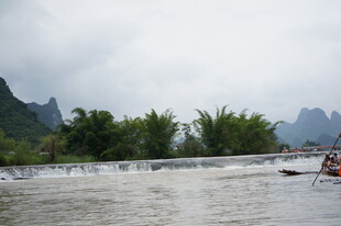 漓江山水间的竹筏漂流