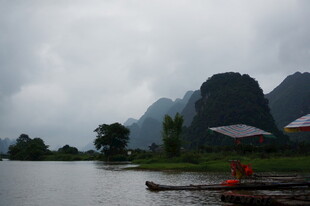 烟雨漓江畔的静谧风光