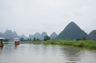 漓江山水间的悠然竹筏行