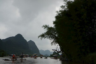 漓江山水间的竹筏景致