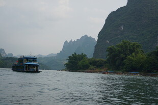 漓江游船 山水间悠然景致