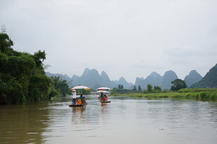 漓江泛舟赏山水美景