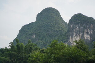 秀丽山峦与葱郁植被