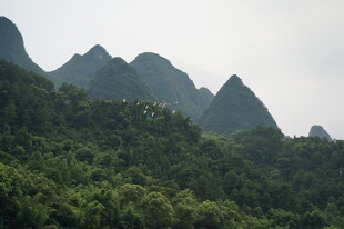 青山叠翠的秀丽山间景色