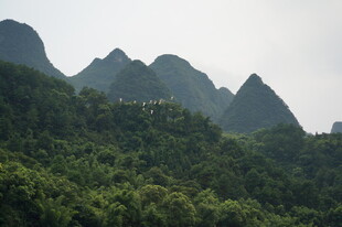 青山翠谷间的秀丽峰景