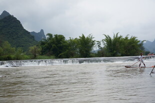 山水间戏水的欢乐场景