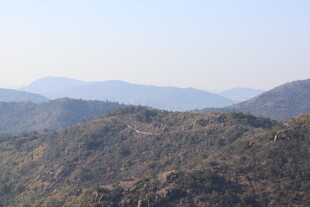 山峦起伏的壮阔自然景观