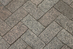 灰色砖石铺就的纹理路面