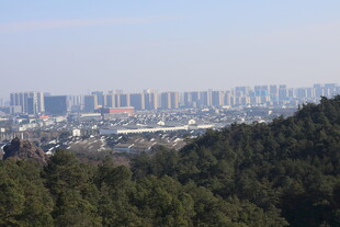俯瞰城市与山林景观