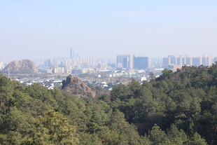 山林间远眺城市天际线
