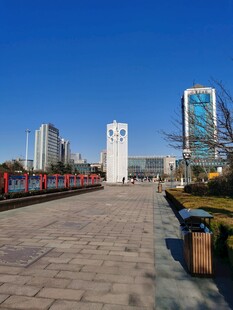 城市河畔的宽阔砖石步道