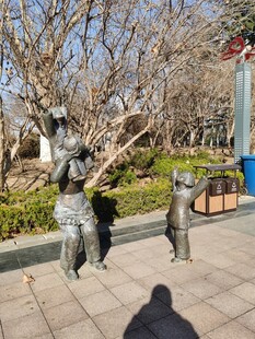 公园中的动物雕塑景观