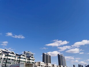 城市天际线与蓝天白云
