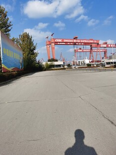 港口空旷场地与龙门吊