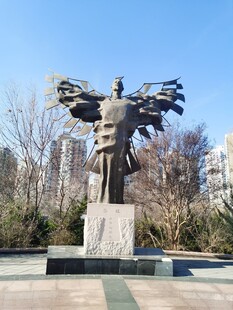 展翅雕塑屹立于开阔场地