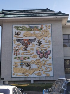 中式建筑外墙上的精美壁画
