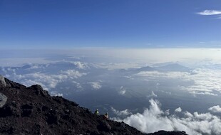 高山之巅云海壮丽景观