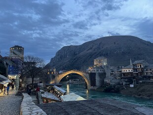 莫斯塔尔古桥的黄昏美景