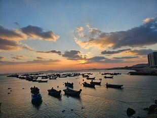 海边日落时的停泊小船