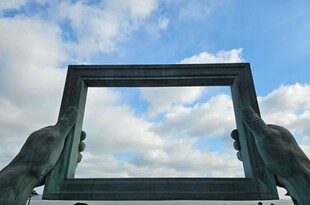 双手持框框住蓝天白云