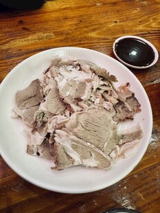 一盘美味的凉拌肉片