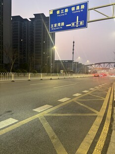 城市道路夜间交通指示牌