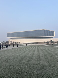 现代建筑前的开阔草坪