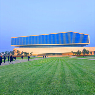 现代建筑前的开阔绿草地