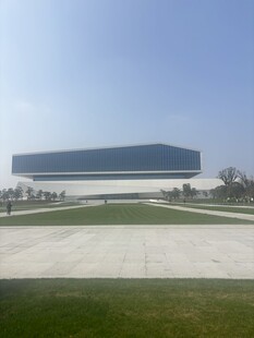 现代建筑前的开阔广场